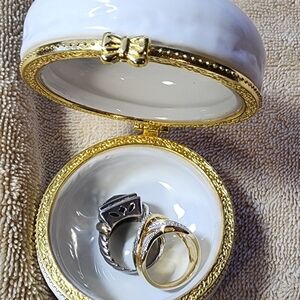 White Eyelash Design Compact Ring/Jewelry Keeper EUC